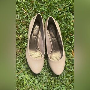 Life Stride Tan Heels Elegant Comfort
